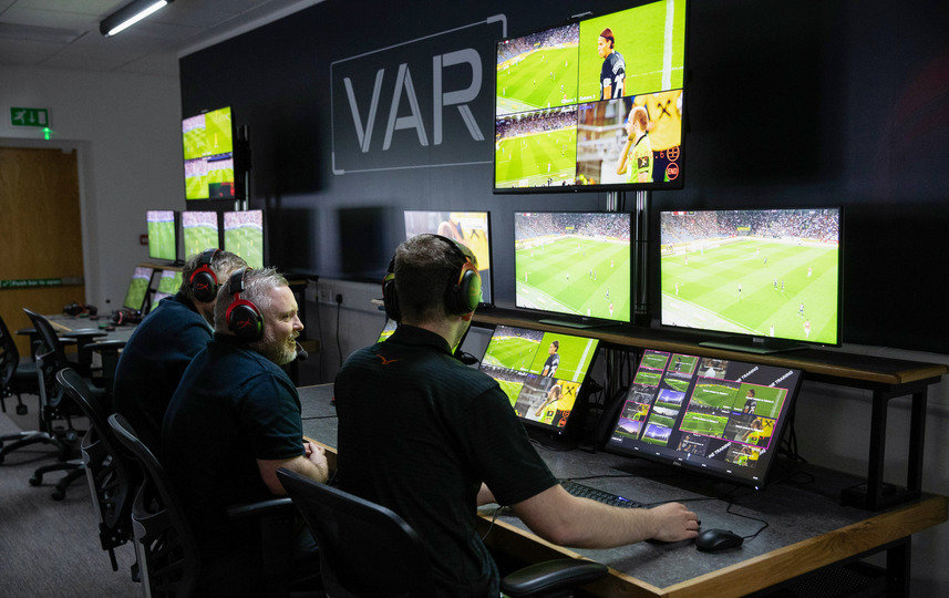 VAR officials apologize to the wolves.